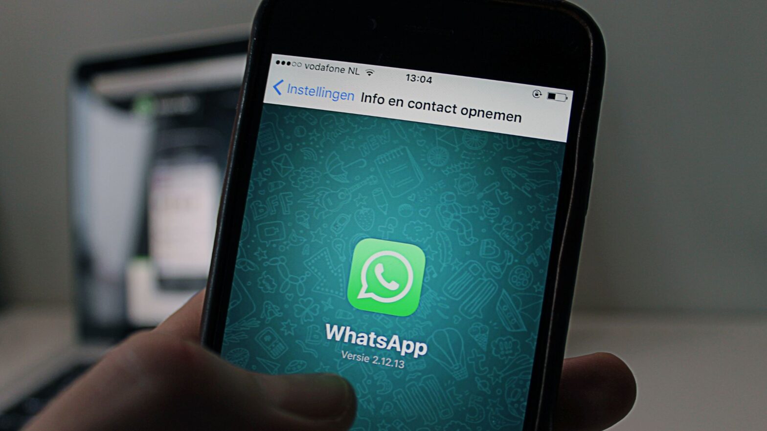 Cómo gana dinero WhatsApp, el gigante de la mensajería que no es tan “gratis” como parece