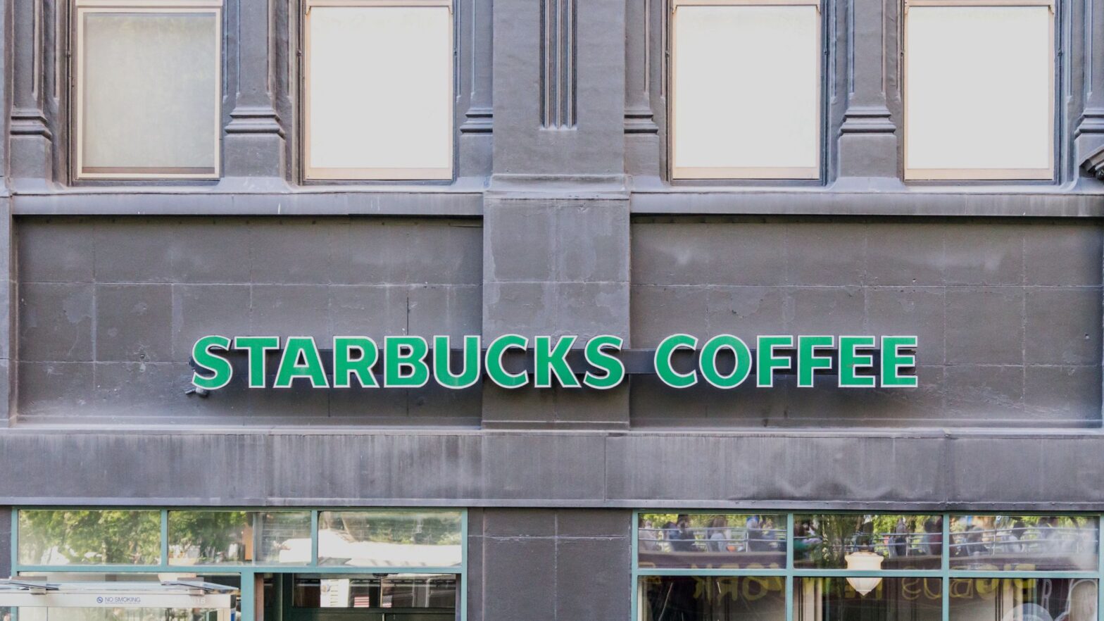 Starbucks y las decisiones difíciles: cómo enfrentar una reestructuración sin perder el rumbo