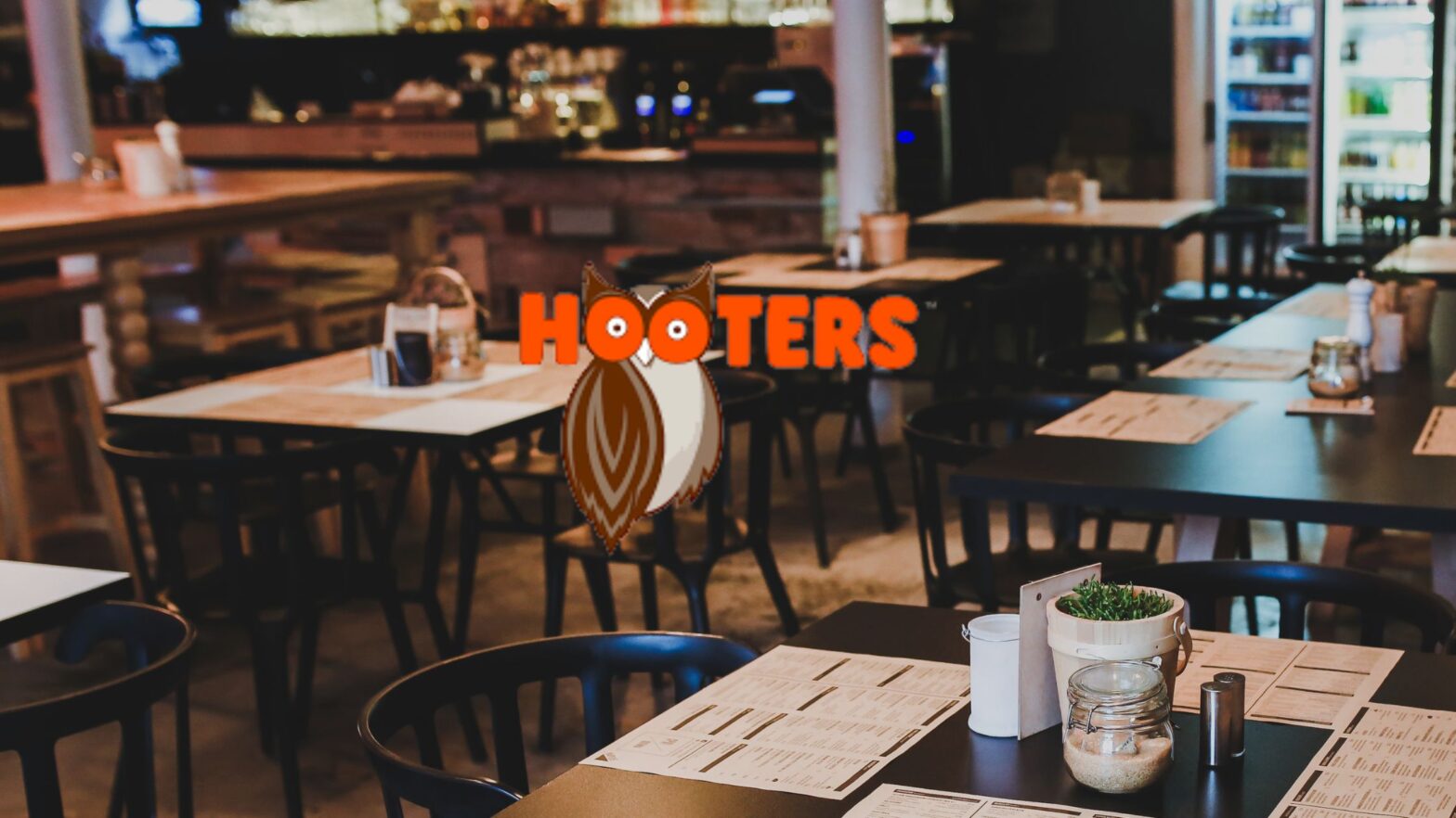 Hooters en crisis: ¿Por qué la icónica cadena de alitas y shorts naranjas está cerrando decenas de locales en EE. UU.?