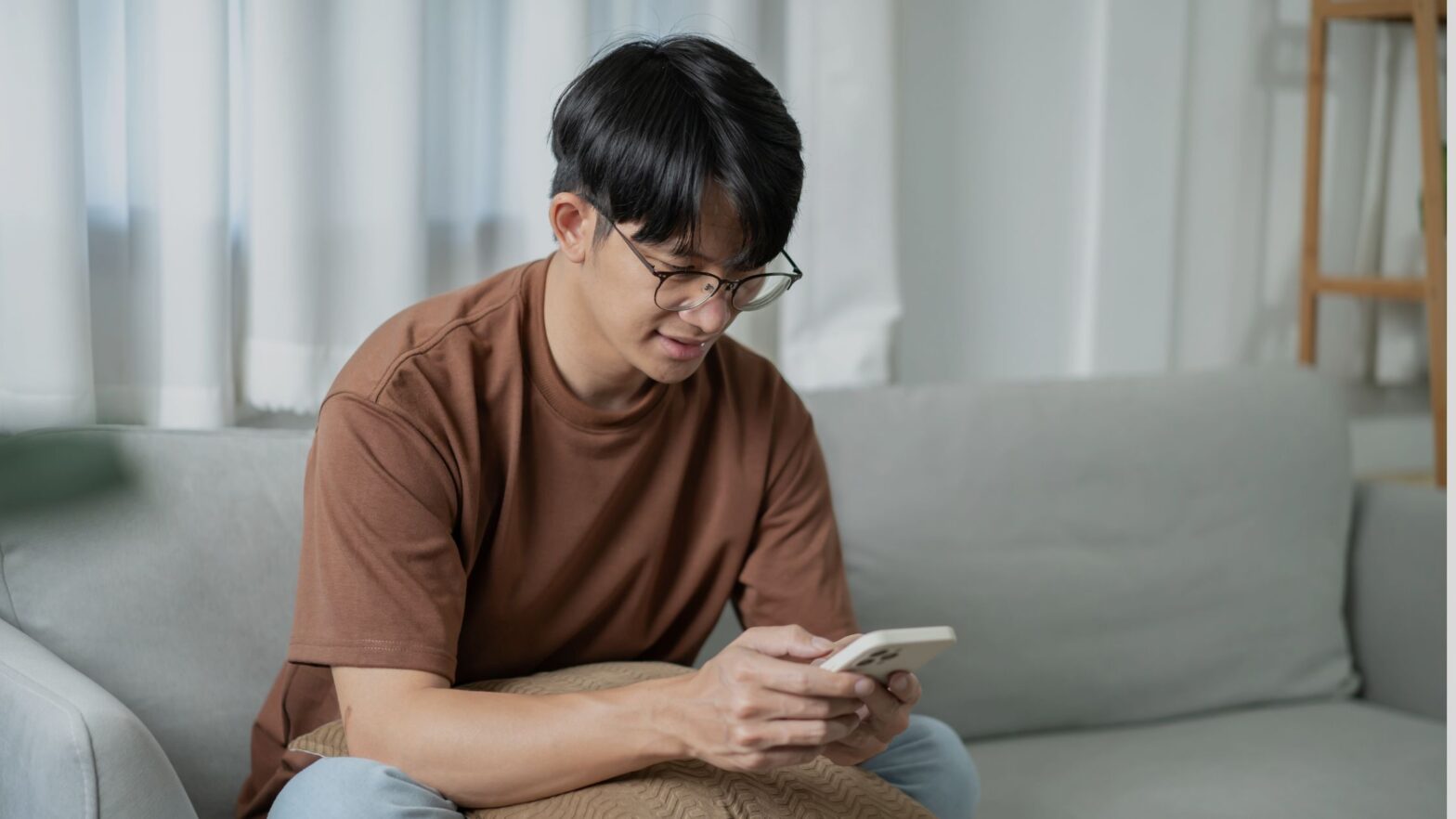 Horas muertas en redes sociales: cómo las plataformas devoran nuestro tiempo (y qué significa eso para marcas y usuarios)